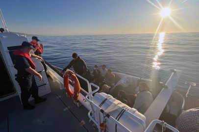 Muğla Datça’da 1 göçmen kaçakçısı yakalandı, 15 düzensiz göçmen kurtarıldı