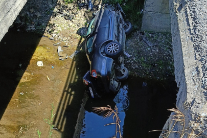 Zonguldak'ta direksiyon hakimiyetini kaybeden otomobil iki köprü arasından dereye uçtu