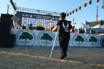 Bursa'da arkadaşları sahnede hünerlerini sergilerken, o kırık ayağı ile uzaktan katıldı