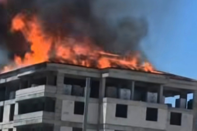 Gaziantep Araban'da 5 katlı bina inşaatının çatısında yangın çıktı