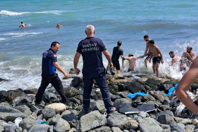 Hatay'da denizde akıntıya kapılan 2 gencin korku dolu anları