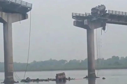 Hindistan'ın Gucerat eyaletinde köprü çöktü: 9 kişi öldü