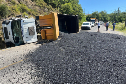 Kastamonu’da asfalt yüklü hafriyat kamyonu devrildi, sürücüsü yaralandı