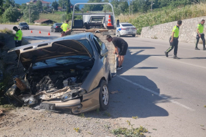 Sinop'ta otomobil duvara çarptı: 1'i bebek 3 yaralı