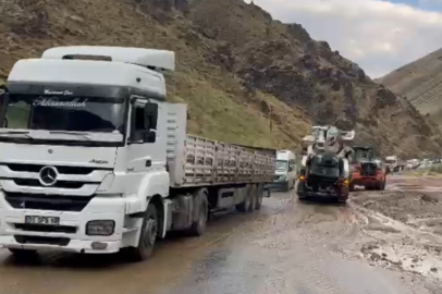 Yüksekova-Van yolunda heyelan: Araçlar mahsur kaldı