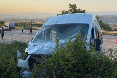 Çorum'da minibüsle çarpışan otomobil ikiye bölündü: 11 yaralı