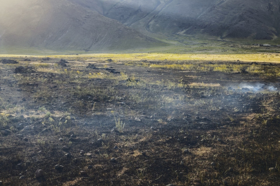 Iğdır’da tarla yangını: 250 ot balyası yandı