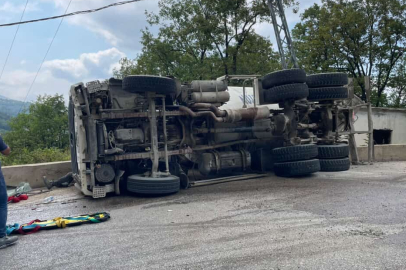 Karabük’te beton mikseri devrildi: 2 yaralı