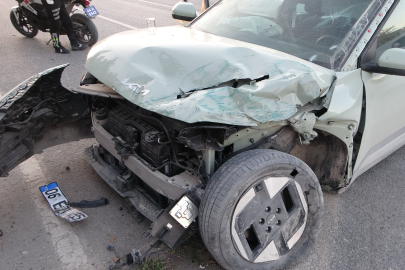 Malatya'da kontrolden çıkan araç refüje çarptı: 3 yaralı