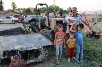 Amasya'da ev, traktör ve otomobili yanan çift 4 torunuyla yuvasız kaldı