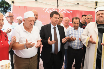 Bursa'da Başkan Aydın vatandaşlara aşure dağıttı