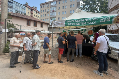 Bursa Kurtoğlu mahallesinde aşure dağıtıldı