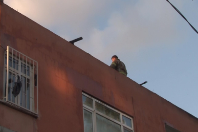 İstanbul Ümraniye'de 3 katlı binanın çatısında korkutan yangın