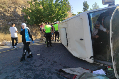 Şanlıurfa'da işçi servisi ile otomobil çarpıştı: 12 yaralı