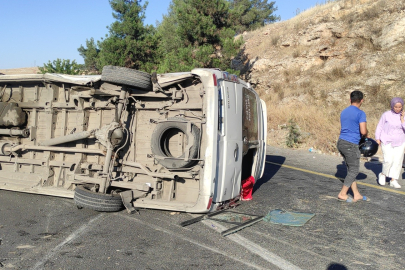Şanlıurfa'da işçi servisi ile otomobil çarpıştı: 12 yaralı