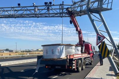 Tekirdağ Muratlı’da vinç otoyol plaka tanıma sitemi direğine çarptı