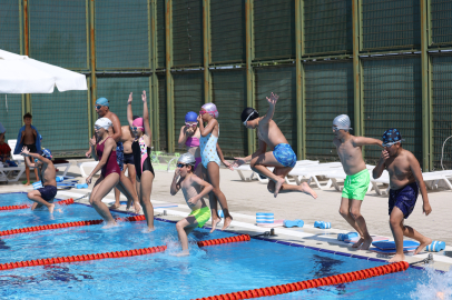 Bursa Büyükşehir Yaz Okulları’nda minik yüzücülerin sertifika heyecanı