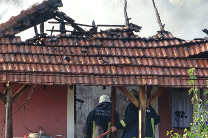 Antalya'da dumanları fark edince 2 torununu da alarak çıktı, evinin üst katı küle döndü