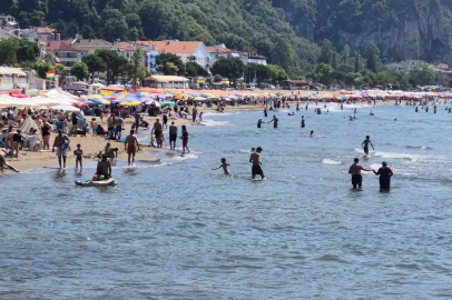 Bartın'da bunaltan sıcaklarda tatil köyleri ve plajlar doldu taştı