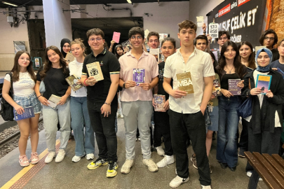 Bursa'da liseliler metroda kitap okuyup farkındalık oluşturdu