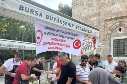 Bursa'da şehitlerin hayrına aşure dağıttılar!