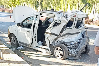 İstanbul Küçükçekmece’de araç ile servis minibüsü çarpıştı: 4 yaralı