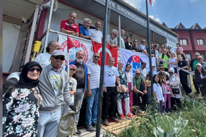 Kayak öğretmenleri, Bursa Uludağ’da atık camlar ile çöpleri topladı