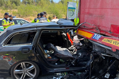 Kırklareli'nde otomobil tırın altına girdi