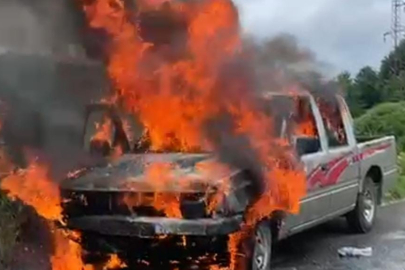 Rize'de seyir halindeki araç alev topuna döndü