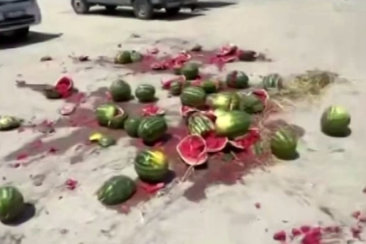 Sakarya'da bir römork dolusu karpuzu pazarın ortasında yere fırlatarak parçaladı