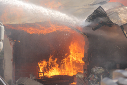 Sivas’ta 5 odunluk ve 1 samanlık küle döndü
