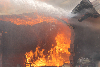 Sivas’ta 5 odunluk ve 1 samanlık küle döndü
