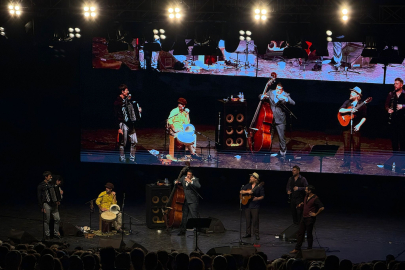 Candan Erçetin ve Barcelona Gipsy Klezmer Orkestrası Bursa'da konser verdi