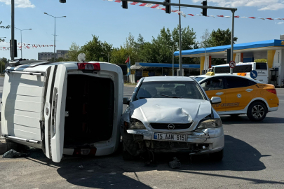 Diyarbakır'da otomobil ile hafif ticari araç çarpıştı, sürücüler hafif yaralandı