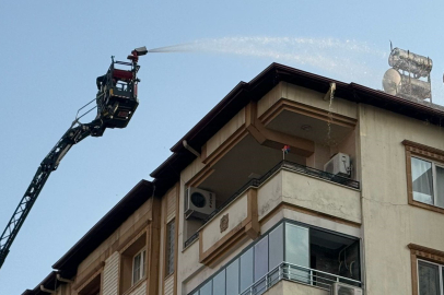 Gaziantep’te 6 katlı binanın çatısında yangın çıktı