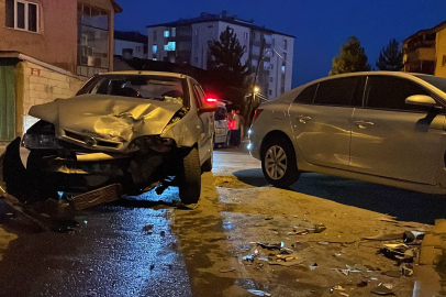 Sivas'ta iki otomobil çarpıştı: 6 kişi yaralandı