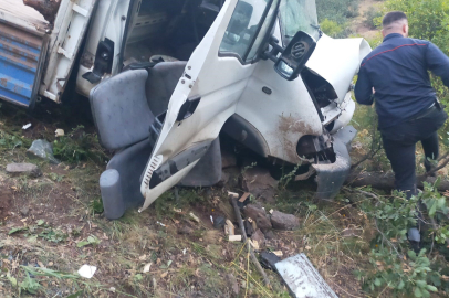 Sivas’ta kamyonet şarampole uçtu: 3 kişi yaralandı