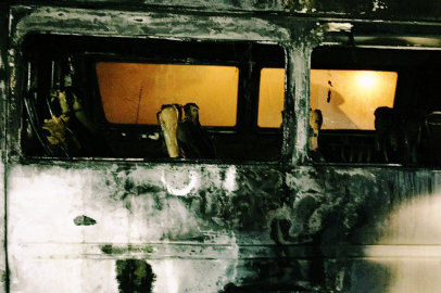 Tekirdağ Çorlu'da park halindeki iki minibüs alev topuna döndü