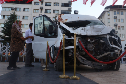 15 Temmuz darbe girişiminde hasar gören minibüs Sivas'ta sergileniyor