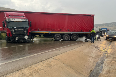 Afyonkarahisar'da otomobile çarpan tır sürücüsü yaralandı