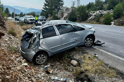 Antalya Akseki'de otomobil yoldan çıkıp kayalık alana çarptı: 5 yaralı