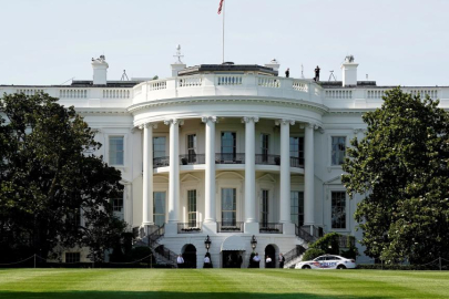 Beyaz Saray'ın ön bahçesine giriş güvenlik gerekçesiyle geçici olarak durduruldu