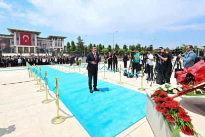 Cumhurbaşkanı Yardımcısı Yılmaz, 15 Temmuz Şehitler Anıtı'na çelenk bıraktı