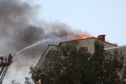 Denizli’de 7 katlı apartmanın çatısı alevlere teslim oldu