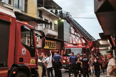 Denizli'de Tarihi Demirciler Çarşısında çıkan yangın paniğe neden oldu