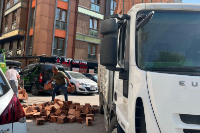 Eskişehir'de kamyondan düşen tuğlalar yolu kapattı
