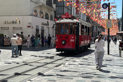 İstanbul İstiklal Caddesi'nde fren yerine gaza basan sürücü tramvaya çarptı