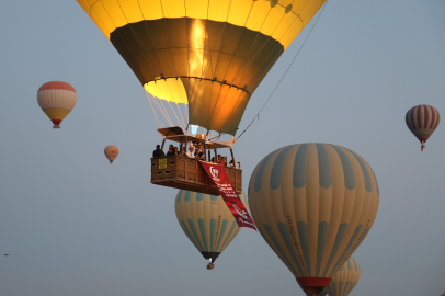 Sıcak hava balonları Türk bayrağı ve pankartlarla havalandı