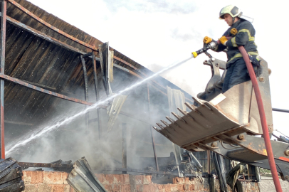 Aksaray’da yapı malzeme deposunda yangın paniği