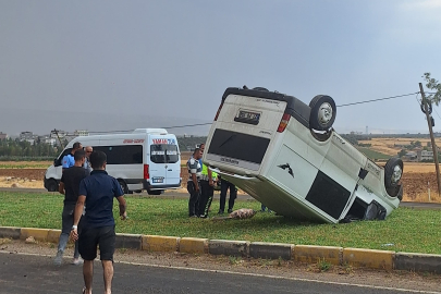 Gaziantep'te takla atan minibüsten yara almadan kurtuldu